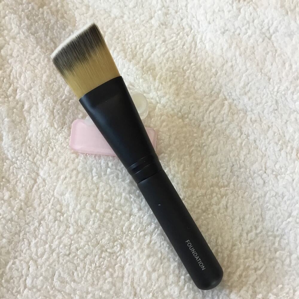 Le Métier de Beauté Flat Angled Foundation Brush - Picture 3 of 13